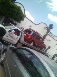 La camioneta donde encontraron los cuerpos fue trasladada a las instalaciones de la Fiscalía Regional Oriente.