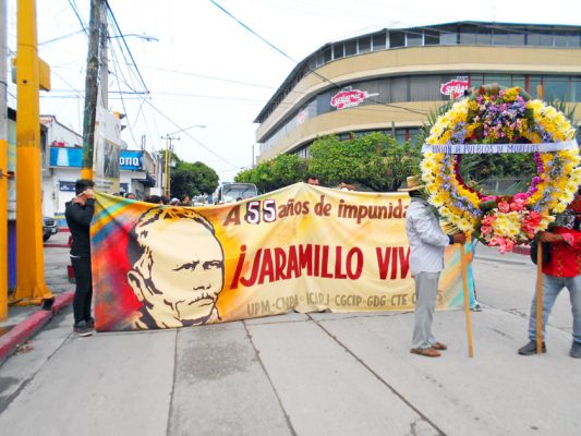 Durante la marcha se llevó una ofrenda floral a Xochicalco.