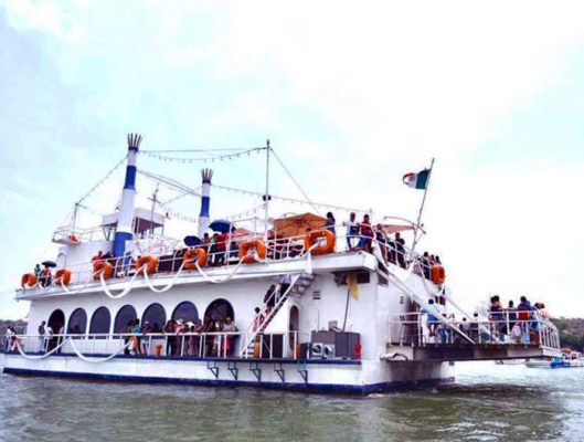 El barco también participó en la procesión por el lago.