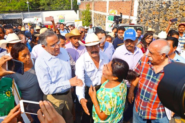 Entre empujones, sombrerazos y manotazos, se llevó a cabo la reunión entre líderes y el secretario de Desarrollo Agropecuario. Foto: FROYLÁN TRUJILLO