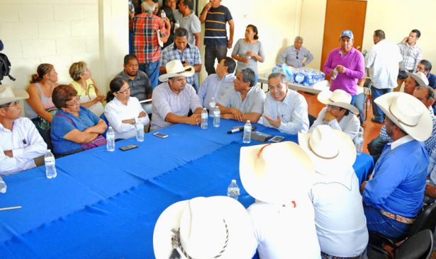 Después una hora de dialogar, la dirigente del Movimiento Antorcha Campesina en Morelos, Soledad Solís Córdova, aceptó retirar el plantón. Foto: FROYLÁN TRUJILLO