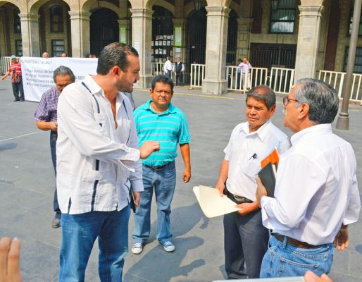 Jubilados del SAPAC exigieron el pago puntual de sus pensiones; fueron atendidos en la Plaza de Armas, por Mauricio Garduño Montoya, director de Conciliación. FOTO: HAIDEE GALICIA