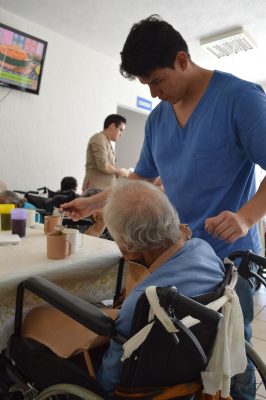 Personal capacitado e instruido atiende a los abuelitos; mucho de ellos llegaron a este lugar porque sus hijos los abandonaron.