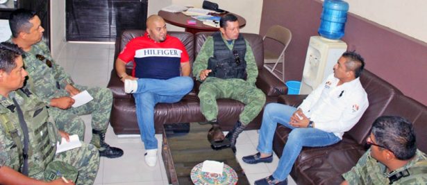 Durante la reunión con elementos del Ejército Mexicano, el alcalde Alfonso Sotelo agradeció el trabajo de la Policía Morelos.