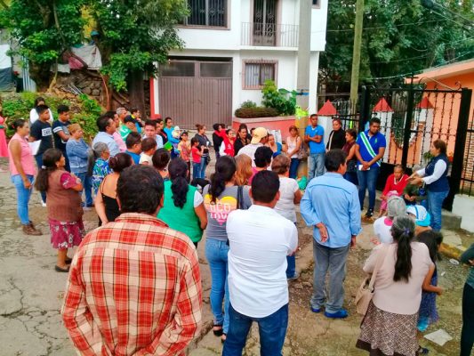 La diputada federal Lucía Meza recorrió las calles de Cuernavaca junto con los pobladores, ante quienes se comprometió a gestionar recursos para resolver añejas carencias.