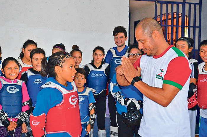 Sophia Dalay Jorge agradece ser reconocida por sus esfuerzos deportivos; con doble mérito, al ser su entrenador, el profesor Fernando Salgado, ganador del PED como Mejor Entrenador del año.