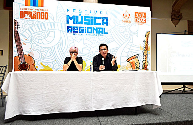 Interesante tema desarrollaron Dina Escajeda y Enrique Escajeda.