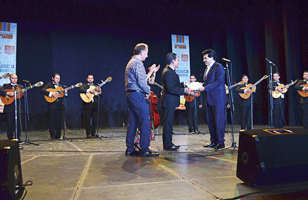 La Rondalla de Saltillo se presentó ante cientos de personas como parte de la clausura del Festival de Música Regional del IMAC.