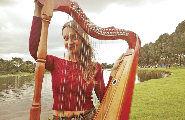Los interesados en el curso que impartirá Claudia Riquelme pueden pasar a inscribirse en un horario de 13:00 a 20:00 horas en la Primera Escuela de Arpa Tradicional de Durango.