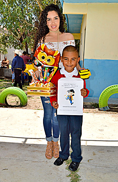 NUEVO IDEAL, Dgo. (OEM).- José Manuel Valenzuela Alvarado terminó con éxito su nivel preescolar en el Jardín de Niños "Joaquín Amaro".