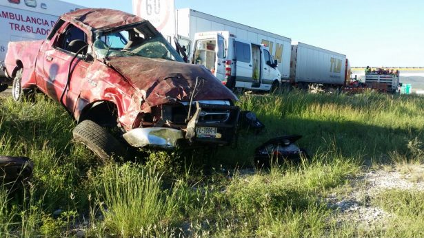Vuelca familia en la Gómez Palacio-Durango; un muerto