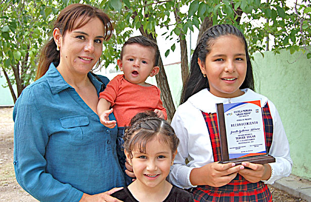 NUEVO IDEAL, Dgo. (OEM).- Orgullosos posaron para el recuerdo los integrantes de la familia Gutiérrez Herrera el día que Janeth conquistó un premio por sus logros académicos en la escuela primaria Amado Nervo.