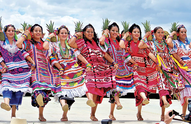 Presencia de la artesanía, la gastronomía y el folclor de Oaxaca con el Grupo Cultural Oaxaca Arte, Fiesta y Tradición en la Guelaguetza.