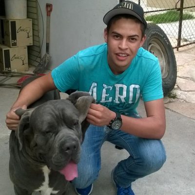 SANTIAGO PAPASQUIARO, Dgo. (OEM).- César Bueno Flores, un joven inteligente y todo un galán que festejó su cumpleaños número 18, el pasado miércoles. Aquí con su mascota.