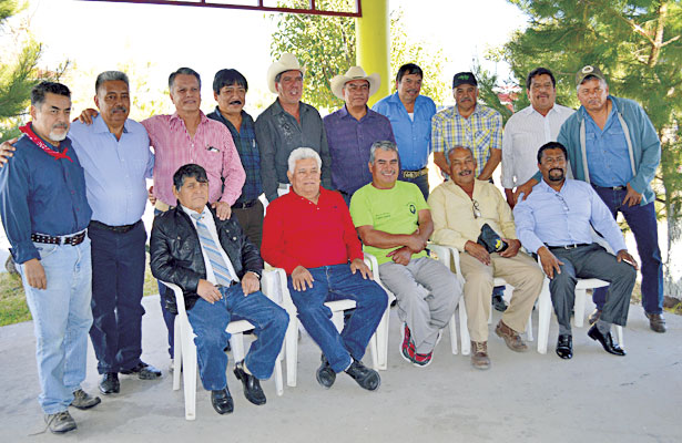 NUEVO IDEAL, Dgo. (OEM).- Después de más de treinta años de haber egresado de la Escuela Normal Rural “J. Guadalupe Aguilera”, se reunieron en este municipio a invitación del profesor Raymundo Carrera Contreras en las albercas “La Loma”.
