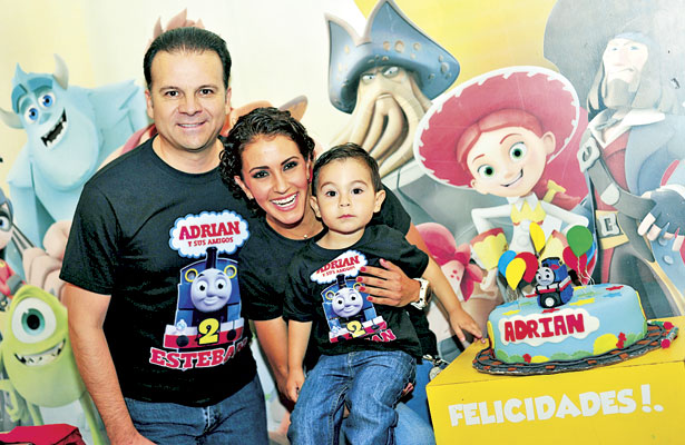 Doctor Esteban Villegas y Marisol Rosso, papás del guapo Adrián, el día que le celebraron sus dos primeros años de feliz vida.