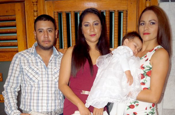 VILLA UNIÓN, Poanas. Dgo. (OEM).- Fue bautizada la hermosa Libia Roberta Badillo, acompañada de su mami y sus padrinos.