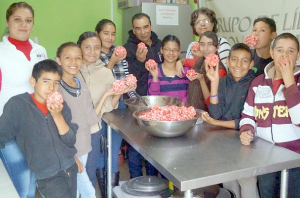 VILLA UNIÓN Poanas. Dgo. (OEM).- Los jóvenes de la telesecundaria #87 “Gral. Lucio Freyre García” de la comunidad Cieneguilla, acompañados por el profesor Martín Domínguez.