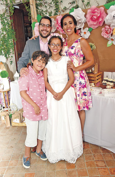 Sus papás Víctor Esteban Alarcón y María de Lourdes Martínez Pescador, la felicitaron, al igual que su hermanito.