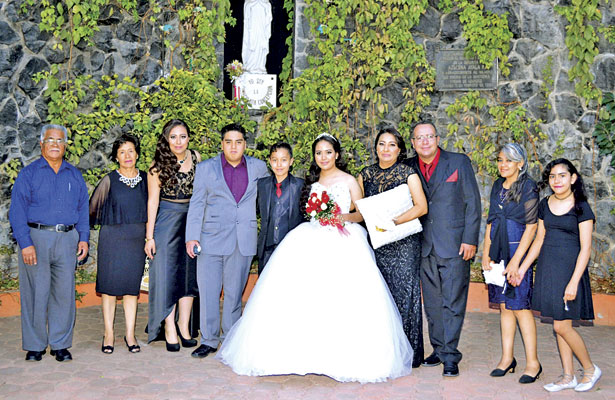 Papás, padrinos y familiares estuvieron felicitando a la joven quinceañera en esa inolvidable fecha.