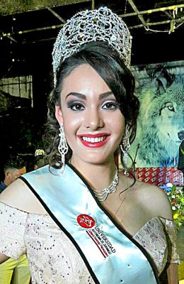SANTIAGO PAPASQUIARO, Dgo. (OEM).- Belleza y elegancia en Melissa, portadora de la banda y la corona de Reina de la UAD Santiago 2017.