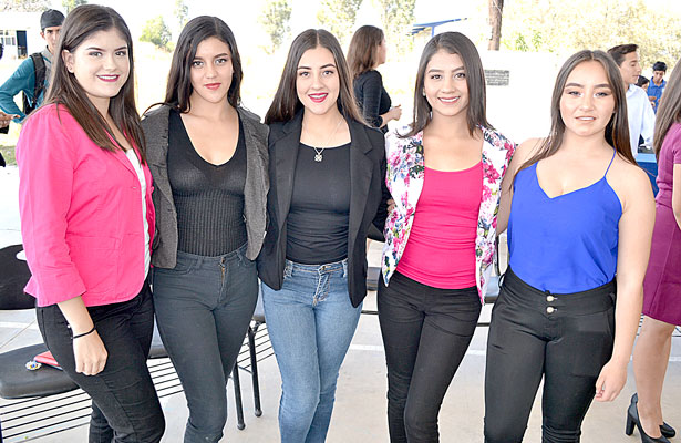NUEVO IDEAL, Dgo., (OEM).- Chicas guapas Hilda Zaldívar, Yanira Ibarra, Jaqueline Barragán, Litzy Salazar y Saraí Aguirre, el día de hoy engalanan este espacio social.