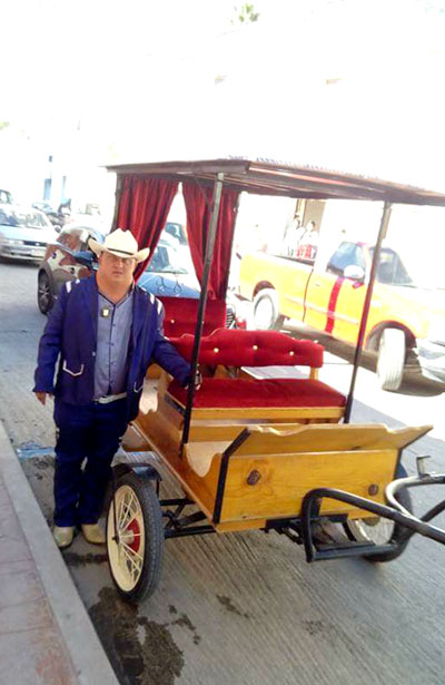 SAN JUAN DEL RÍO, Dgo. (OEM).- Listo Javier Rodríguez para asistir en carreta a su misa de acción de gracias, por sus 40 años.
