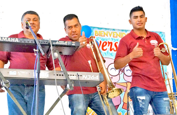 VILLA UNIÓN, Dgo. (OEM).- Miembros del tamborazo “San Esteban”, quienes amenizaron el 19 aniversario del grupo afín a la tercera edad “Corazón”.