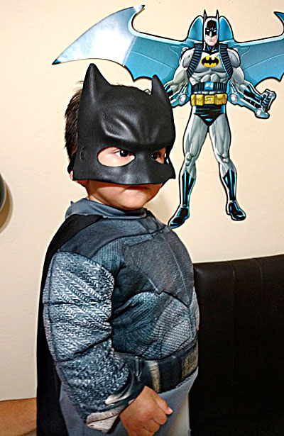 NUEVO IDEAL, Dgo. (OEM).- El pequeño Javier Gutiérrez Herrera lució hermoso traje de Batman el día que celebró su primer añito de vida.