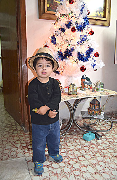 NUEVO IDEAL, Dgo. (OEM).- Jonathan Botello Andrade disfruta de la temporada navideña al lado de su familia.