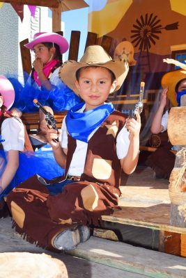 CANATLÁN, Dgo. (OEM).- El caballerito Jesús Alberto López Adame, presente en la celebración de los niños realizada en el Colegio González y Valencia.