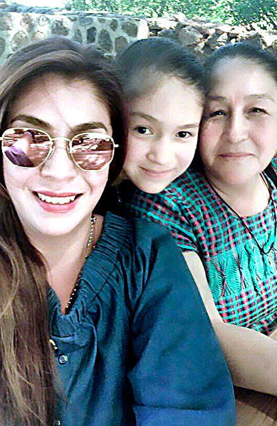 VICENTE GUERRERO, Dgo. (OEM).- Preciosas mujeres representando tres generaciones en nuestra ciudad, ellas son Rita, Cinthia y Azucena Azul.