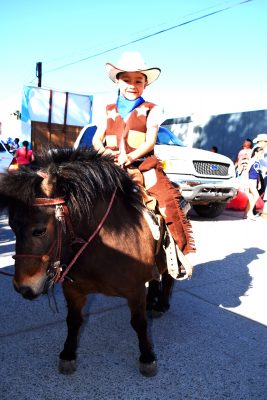 CANATLÁN, Dgo. (OEM).- Toñito Díaz Nieves mostró ser un buen jinete, durante el Desfile de la Primavera.