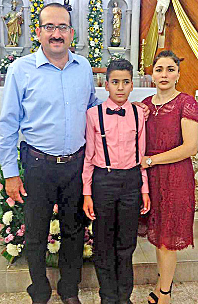 SAN JUAN DEL RÍO, Dgo. (OEM).- Feliz Daniel Rodríguez porque terminó su educación primaria acompañado de sus padrinos.