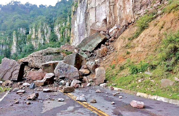Cierran la libre a Mazatlán por segundo derrumbe