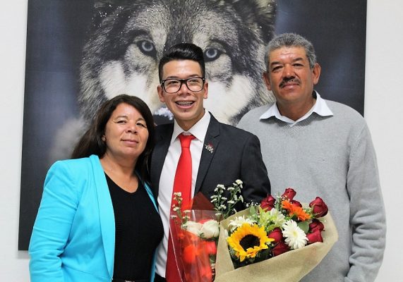 Profesores, Rodrigo Cueto, Celia Montenegro y Yuridia Torres, actuaron como sinodales de Jonathan Medina.