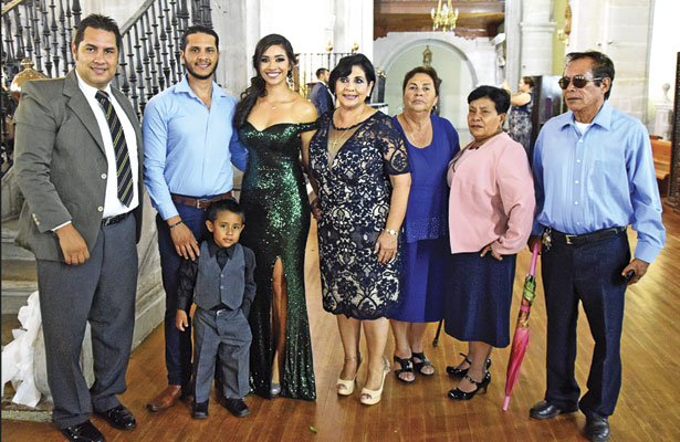 Sus papás José de León Soto García y Juana García, además de familiares y amistades estuvieron felicitando a la nueva profesionista.