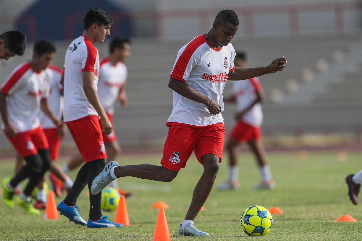 Entrenamiento matutino de CimarronesFc de Sonora. Esta maÒana se presentaron los nuevos refuerzos del club para la temporada Clausura 2017 de la liga de ascenso MX.
( Photo/Luis Gutierrez/NortePhoto.com)