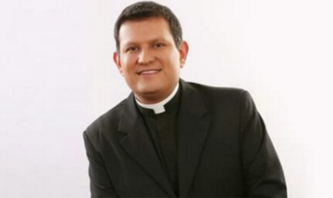 Envía padre Luis Alonso Cobácame mensaje a presbítero Tomás Herrera
