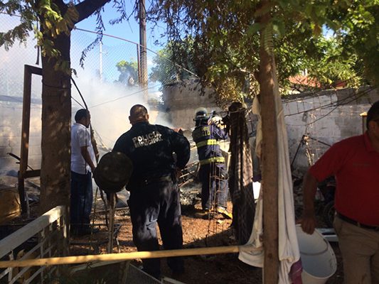 Apagan incendio a cubetazos