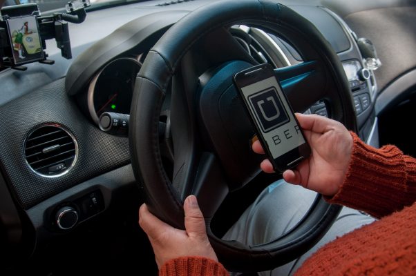 Despojan de vehículo a un conductor de Uber