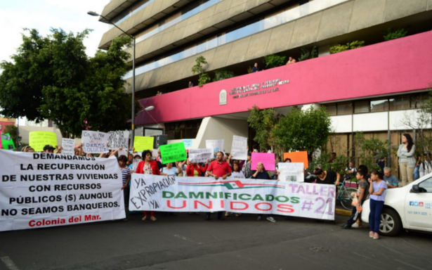 A 10 meses del sismo, damnificados que demandan apoyo bloquean Universidad