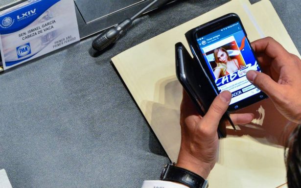 Senador del PAN intercambia fotos de chica; pregunta por el padrote