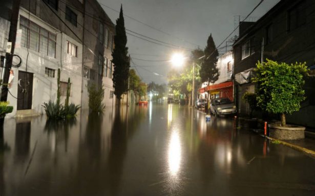 Reportan dos bajadas de agua y lluvia ligera en la Ciudad de México