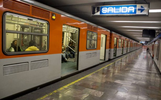 Policías evitan que mujer arroje a bebé a las vías del Metro