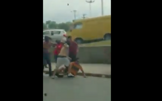 Riña entre aficionados previo al Clásico Regio deja un herido grave