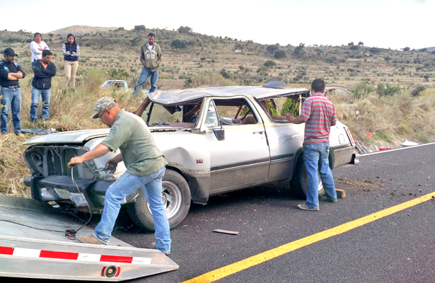 >> LAS MANIOBRAS para remover la camioneta Dodge Ram demoraron varios minutos. Foto: El Sol de Hidalgo.