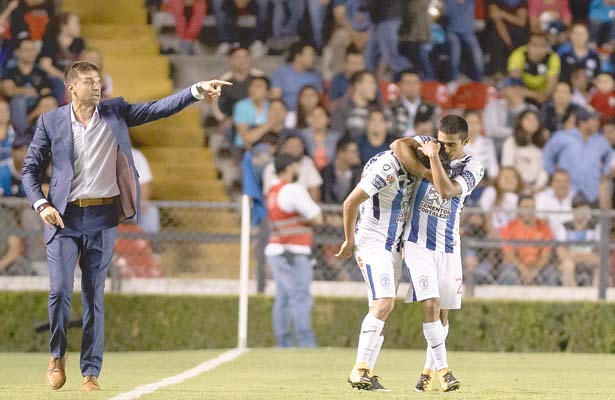 DIRIGIENDO al Pachuca con promedio más joven de la historia, Alonso consiguió ganar en Querétaro: 1-0. Foto: Sol de Hidalgo.