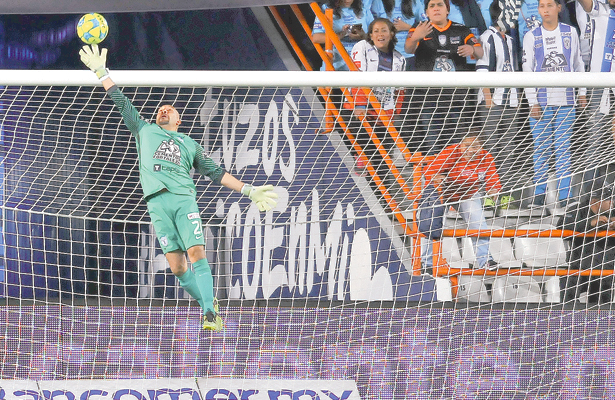 ESTE 21 de agosto, se cumplen 24 años del debut de Oscar el ‘Conejo’ Pérez en la Primera División. El actual arquero de Pachuca entró de cambio por el lesionado Alberto Guadarrama, durante el duelo que sostenían Cruz Azul y Atlas, en el Estadio Azteca. Aquella tarde, Oscar logró mantener la meta cementera intacta, dentro de un empate sin goles. ¡Leyenda viviente!
Foto: Sol de Hidalgo.