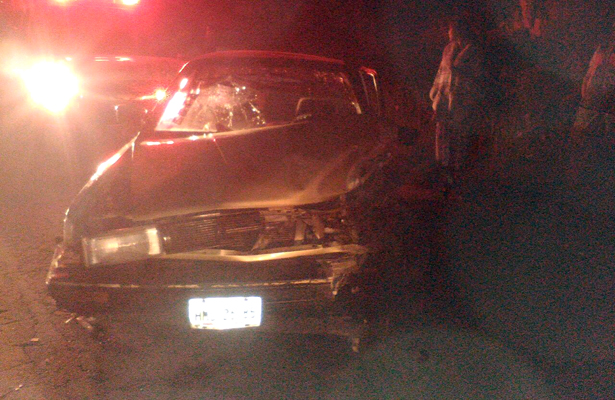 >> ASÍ QUEDÓ EL frente de este Nissan Tsuru, tras ser colapsado por un vehículo Renault Clío. Foto: El Sol de Hidalgo.